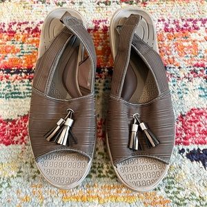 NWOT Bzees “Mirage” sandals, 9.5